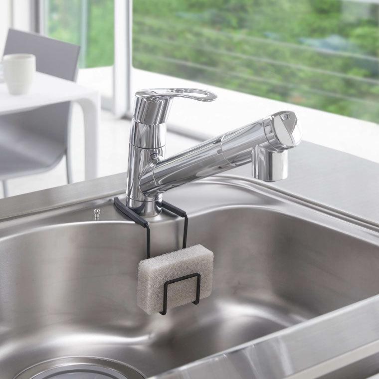 tower 山崎実業 蛇口にかけるスポンジホルダー タワー キッチン 公式 ホワイト/ブラック スポンジ置き スポンジラック タワシ置き 吊り下げ シンク収納 | tower | 04