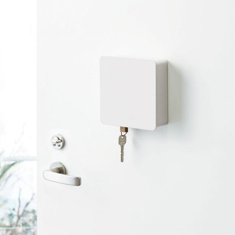 tower 山崎実業 マグネットキーフック２段 タワー 文具 公式 ホワイト/ブラック 送料無料 鍵 カギ 玄関収納 玄関扉 キーフック | tower | 01