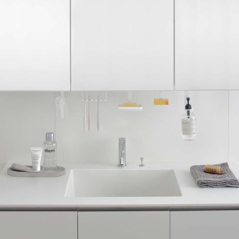 tower 山崎実業 洗面戸棚下歯ブラシホルダー タワー お風呂 公式 ホワイト/ブラック 5006 5007 送料無料 吊り戸棚 吊り下げ 収納 歯ブラシ立て | tower | 01