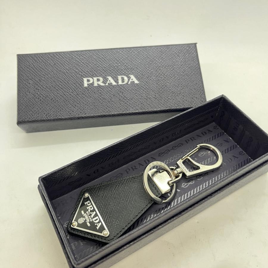 プラダ キーリング キーホルダー サフィアーノレザー トライアングル