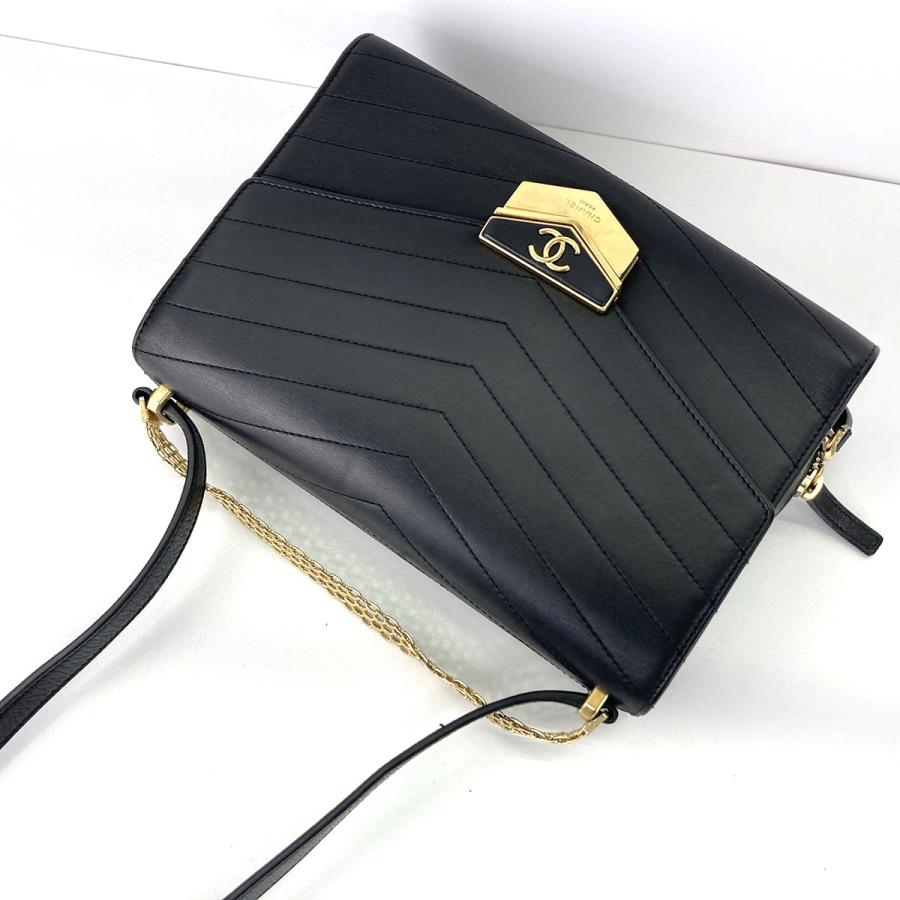 CHANEL（シャネル） シェブロン メダル フラップ バッグ Vステッチ 