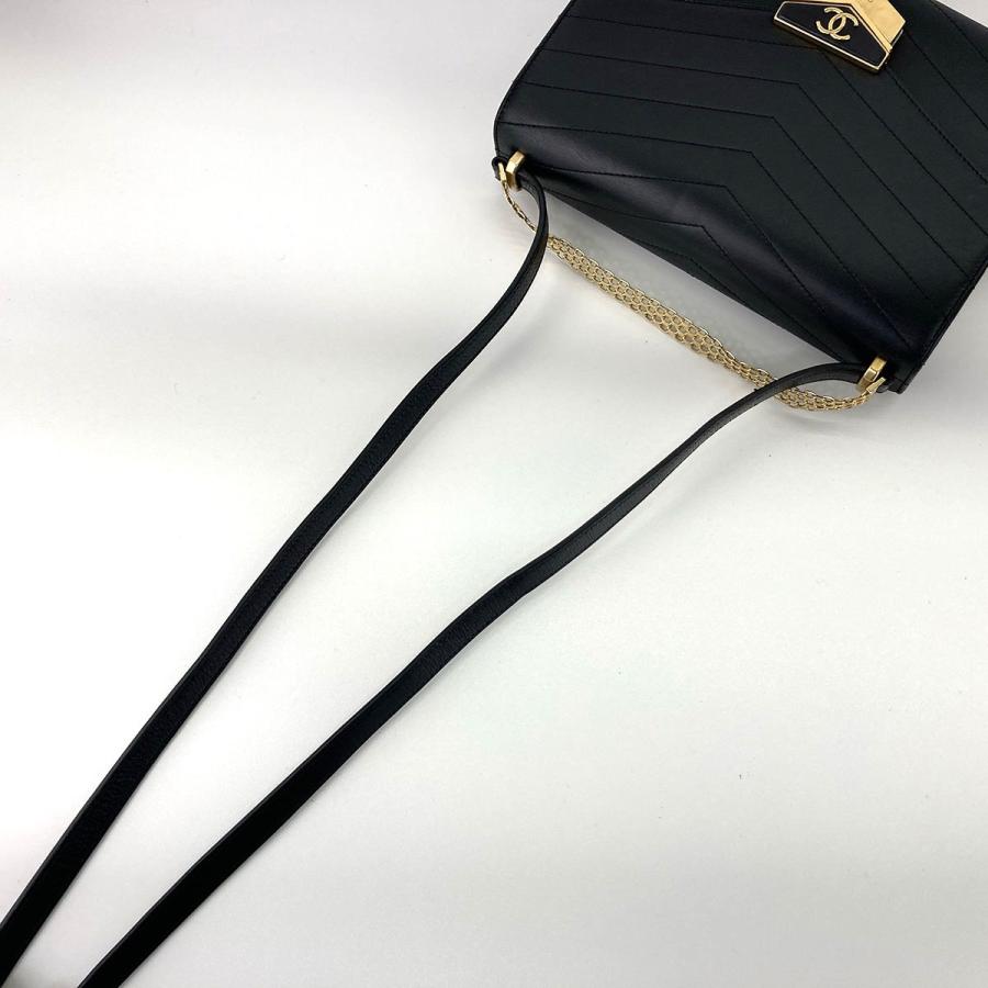 CHANEL（シャネル） シェブロン メダル フラップ バッグ Vステッチ 