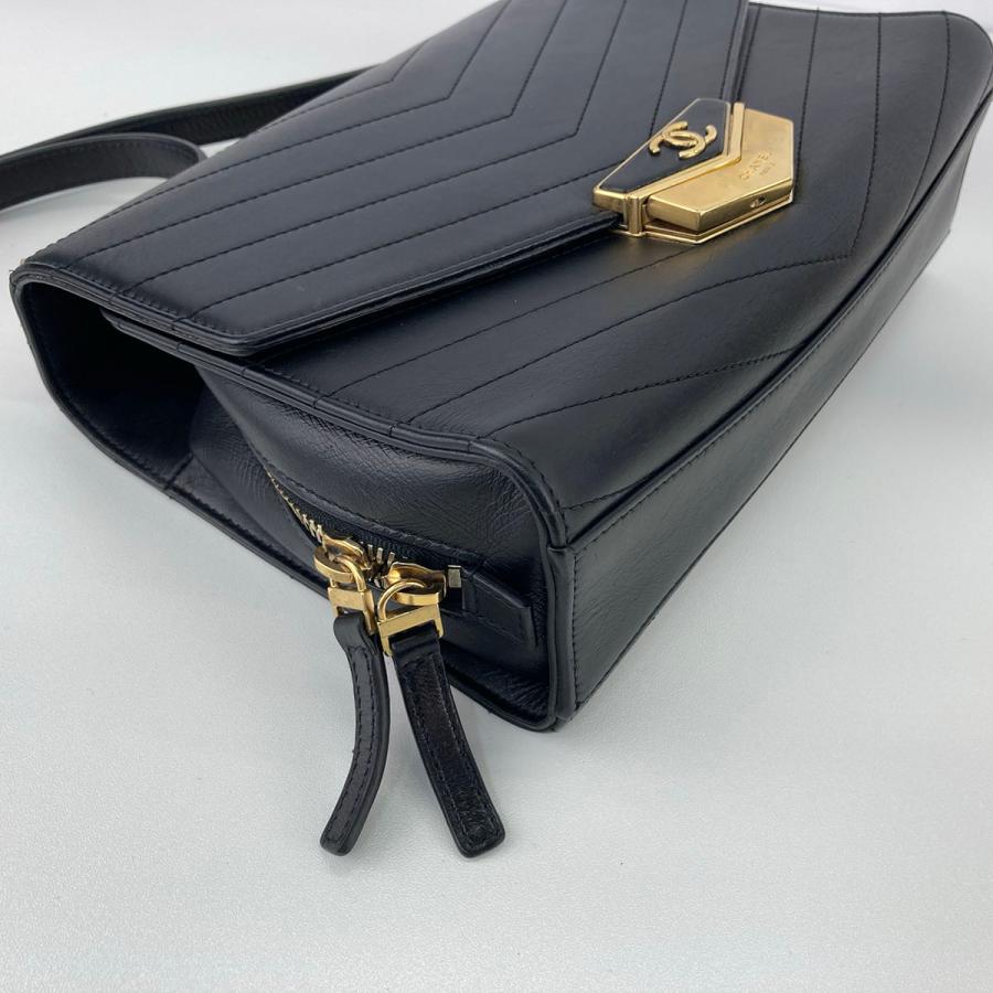 CHANEL（シャネル） シェブロン メダル フラップ バッグ Vステッチ 