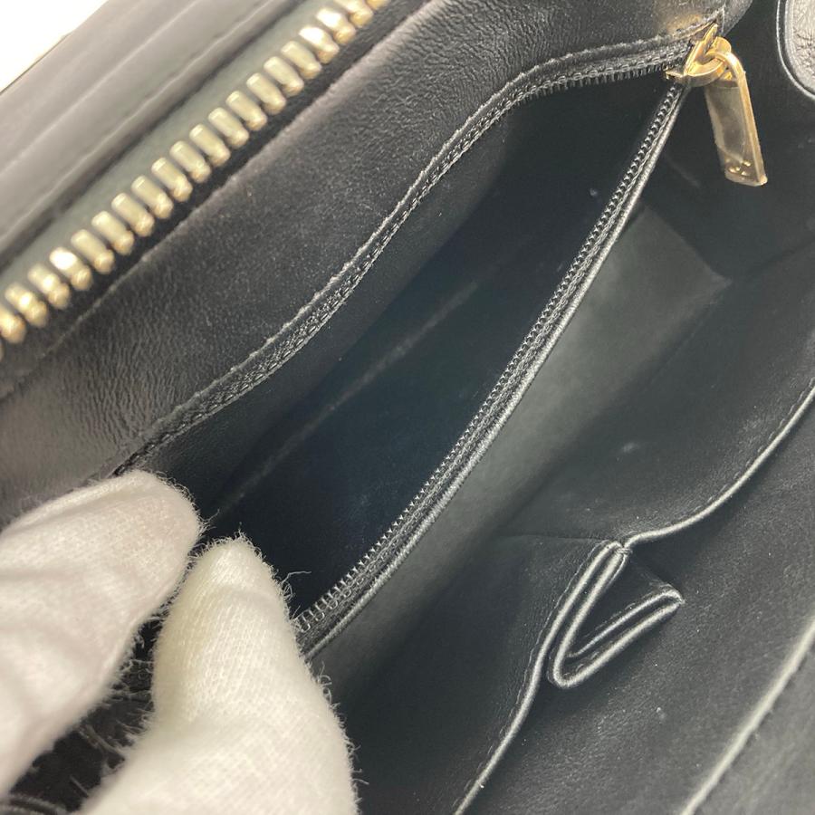 CHANEL（シャネル） シェブロン メダル フラップ バッグ Vステッチ 