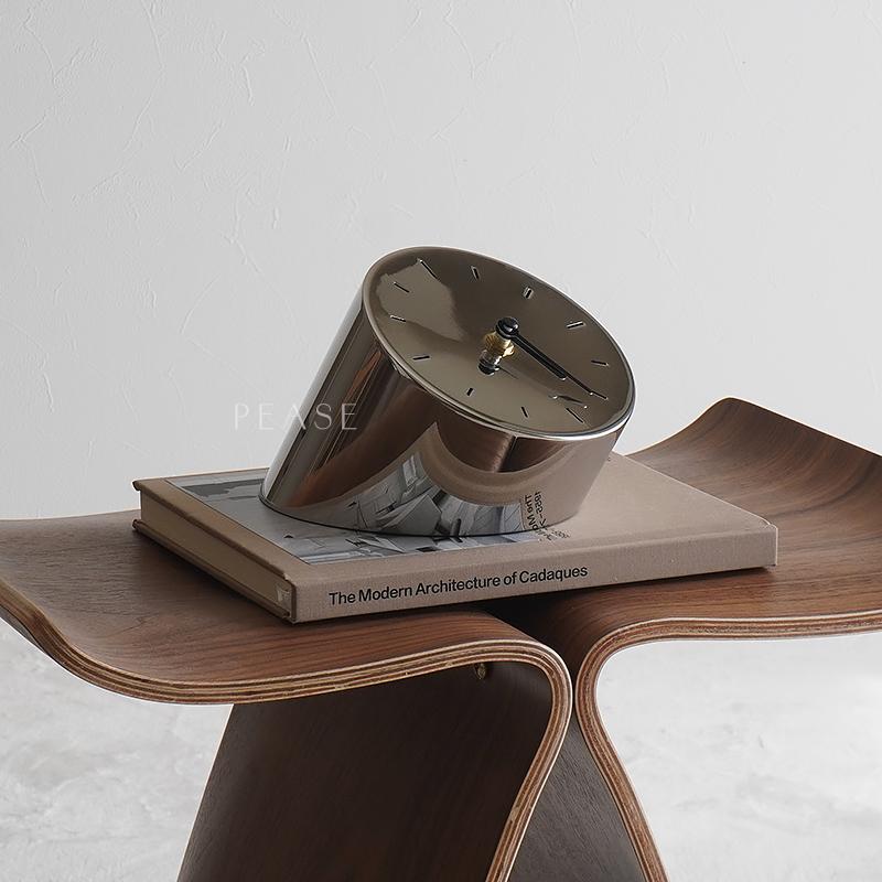 シンプルでモダンな置き時計 無機質でスタイリッシュなデザイン 寝室や