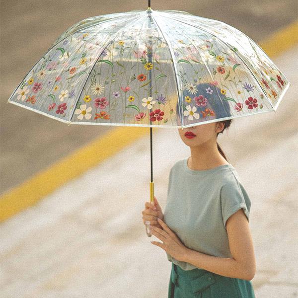 未使用品　フォクシー　長傘　雨傘　クリーム色　傘袋付き Wpc. 傘 雨傘 刺繍風アンブレラ ビニール傘 長傘 長雨傘