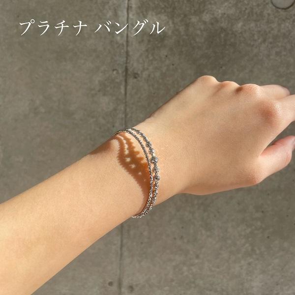 プラチナ ブレスレット 5mm玉入り ミラーボール カットボール Pt950 プラチナ コイル ブレスレット スパイラル バングル 形状記憶 チタンワイヤー入りの画像