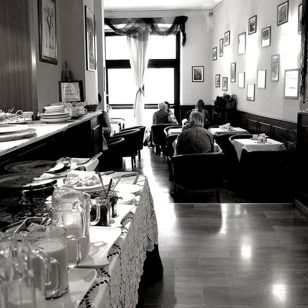 アートパネル インテリア おしゃれ ミラノ モノトーン 海外 壁掛け モダン 風景 額付き 絵画 写真 Bt210 045 アートパネル専門店 Pengiiino 通販 Yahoo ショッピング