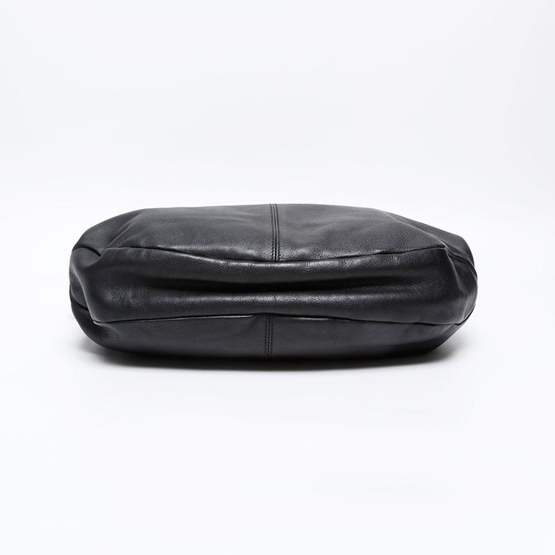 サルヴァトーレ・フェラガモ　ショルダーバッグ　ヴァラリボン　レザー　ブラック サルヴァトーレフェラガモ Salvatore Ferragamo ショルダーバッグ