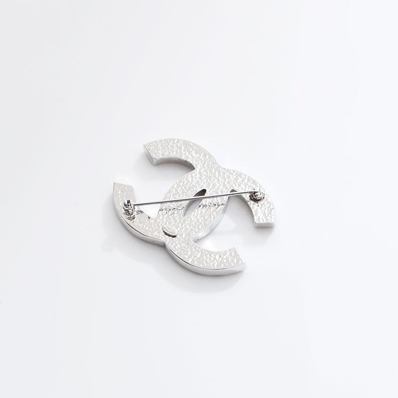 CHANEL ピンブローチ チャームロゴ 01P シルバー CHANEL（シャネル） ブローチ 01P 2001年 ココマーク ラインストーン
