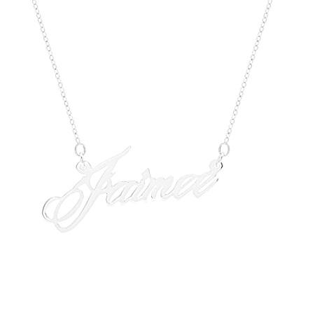 エレガントな文字のシルバーネームネックレス。