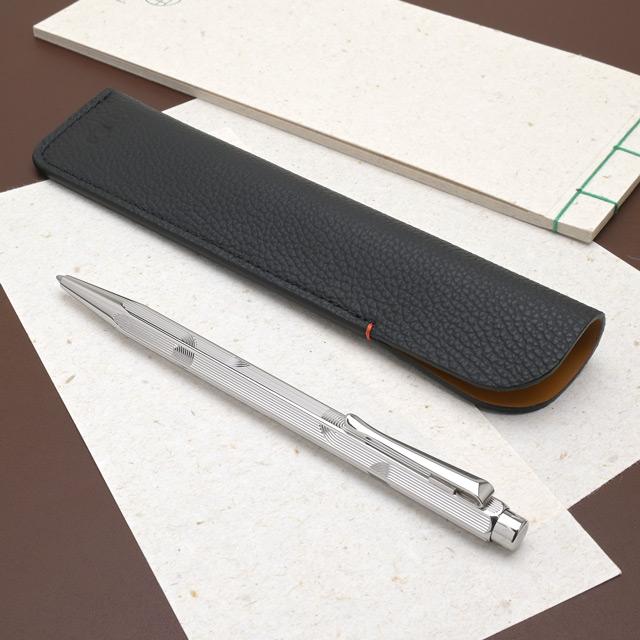 カランダッシュ　白と赤のストライプとシルバーのボールペンの2本セット　美品 カランダッシュ 白と赤のストライプとシルバーのボールペンの2本