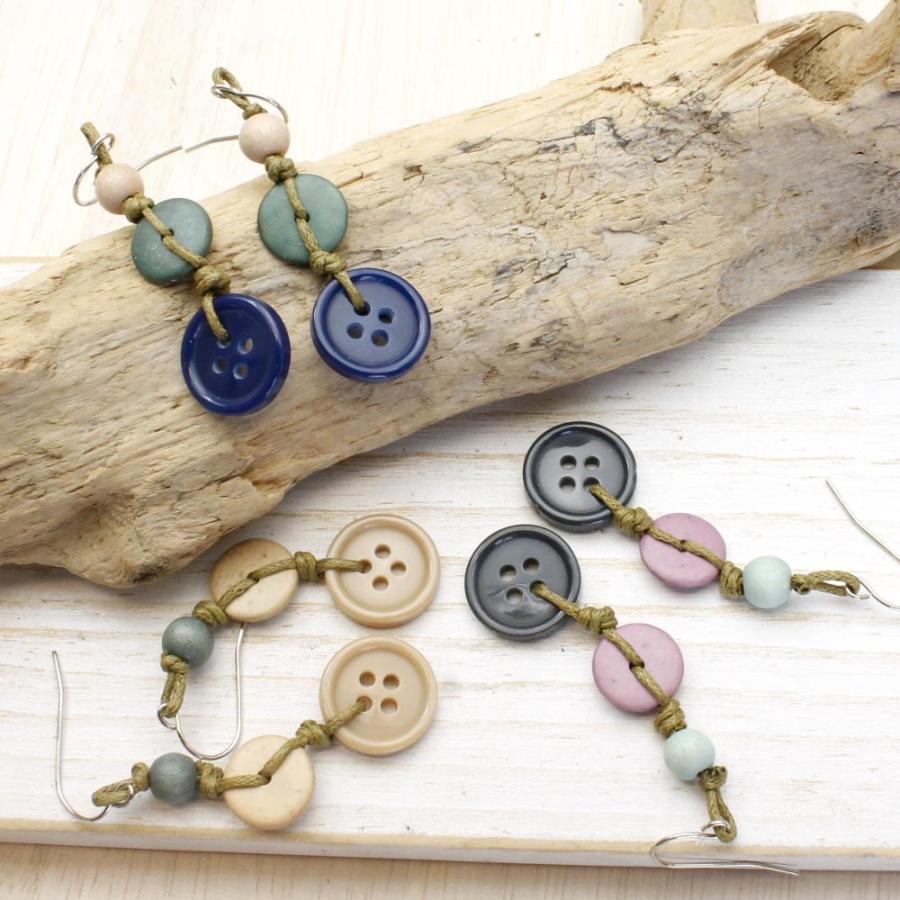 ボタンとウッドビーズのピアス / レディース 春 夏 秋 冬 フック イヤアクセ カジュアル ナチュラル 安い プチプラ | 