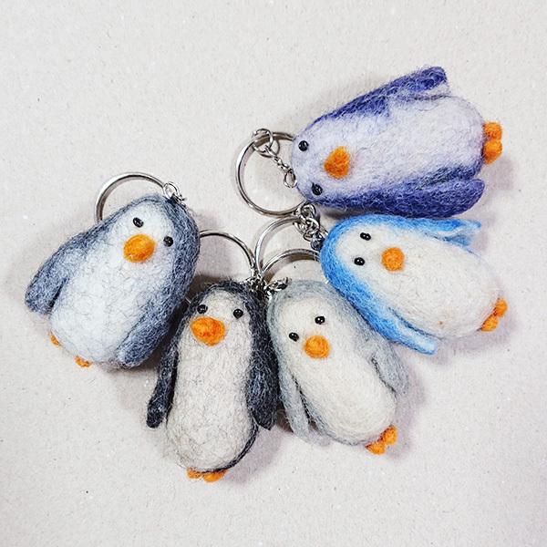 ペンギンさんのキーホルダー / フェルト 羊毛 ハンドメイド 手づくり キーリング アニマル 動物 可愛い ギフト プレゼント | 