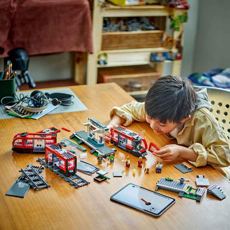 おもちゃ 玩具 ブロック プレゼント 誕生日 クリスマス 小学生 シティ でんしゃ LEGO ダウンタウン路面電車と停留所 60423 CITY