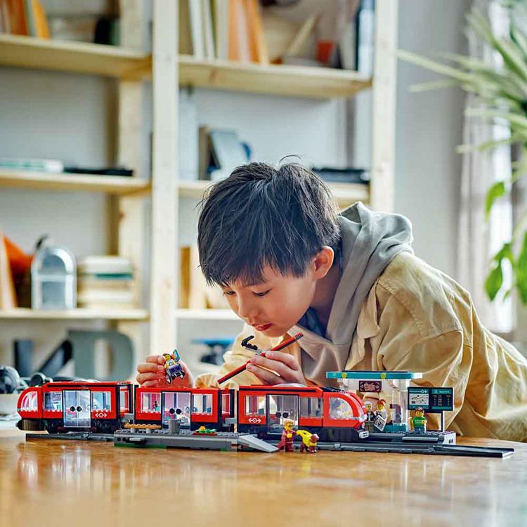 おもちゃ 玩具 ブロック プレゼント 誕生日 クリスマス 小学生 シティ でんしゃ LEGO ダウンタウン路面電車と停留所 60423 CITY