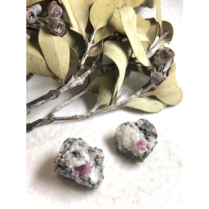 母岩つき天然ルビー原石コランダム