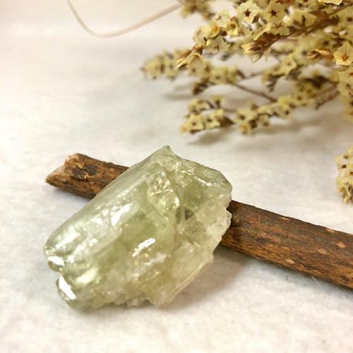 トリフェーン イエロー スポデューメン 原石 リチア輝石 天然石