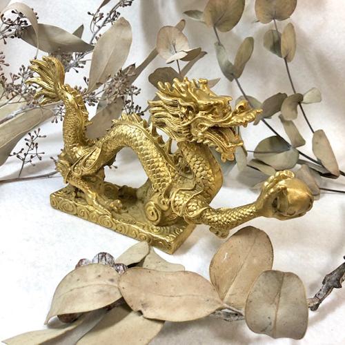 龍　置物　金の龍　金竜　真鍮製　置物　天然石　パワーストーン　ドラゴン　風水　縁起物　ペーパーウェイト　オブジェ　商売のお守り  :POT-163:天然石アクセサリーペトラ - 通販 - Yahoo!ショッピング