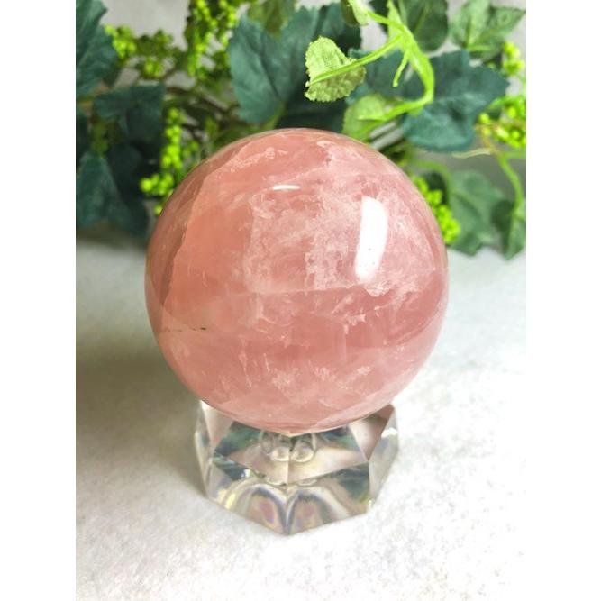 ローズクォーツ 丸玉 水晶 紅水晶 天然石 パワーストーン かわいいピンク色 約６8ミリ玉 置き石 インテリアに 癒し アクリル台サービス Ppo 199 天然石アクセサリーペトラ 通販 Yahoo ショッピング