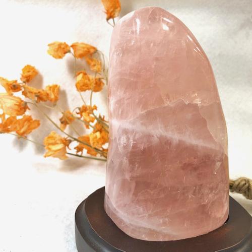 薔*薇様 【七福】　紅水晶 ローズクォーツ 原石　9kg 台付き 観賞石 パワー ローズクォーツ 原石 ポリッシュ 磨き フリーフォーム 木製台付き 置物