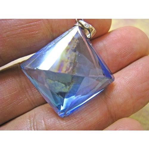 とても綺麗なアクアオーラ水晶！ ブルーアクアオーラとは？産地・硬度と天然石の特徴