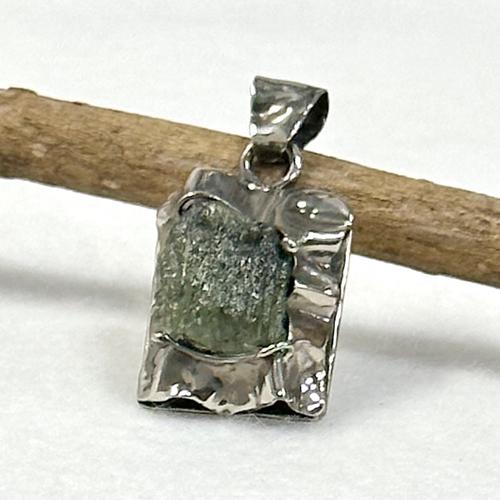 モルダバイト ペンダントトップ メテオライト 天然石 パワーストーン