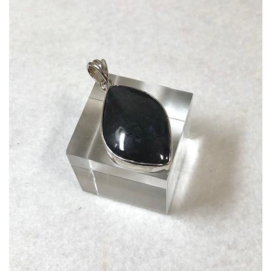 サファイア　シルバーペンダントトップ　9月の誕生石　リーフ型　天然石　パワーストーン　コランダム　ギフトにもおすすめ　Ａ　Ｌサイズ