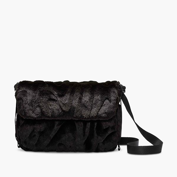 NIKE（ナイキ） 38%off フェイクファー ショルダー ポーチ ボディ