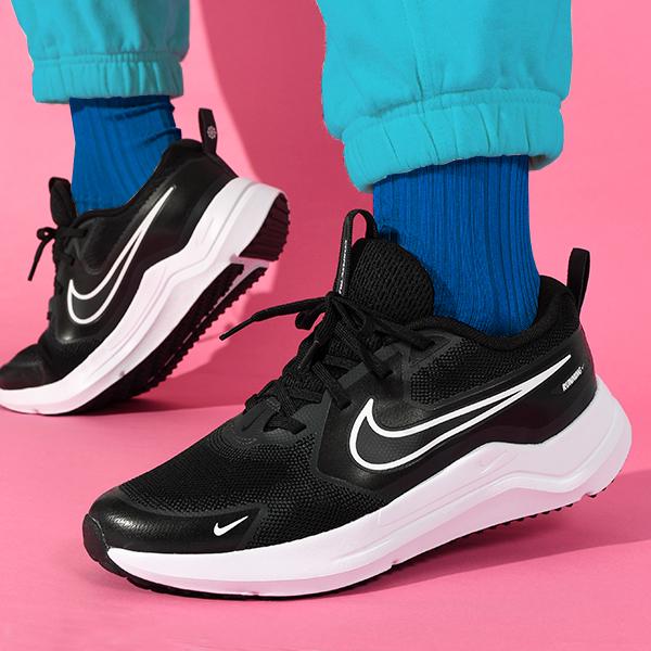 NIKE（ナイキ） 送料無料 スニーカー レディース コズミック ランナー