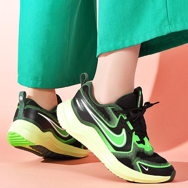 NIKE（ナイキ） スニーカー キッズ コズミック ランナー GS ランニング