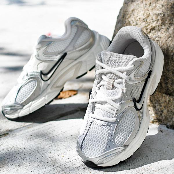 送料無料 ナイキ スニーカー レディース メンズ NIKE V5 RNR レトロ ナイキ シューズ 靴 ホワイト シルバー hq7901_13