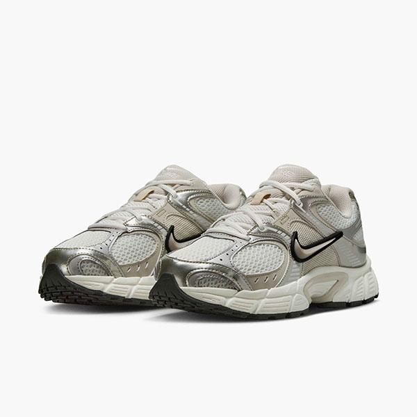 送料無料 ナイキ スニーカー レディース メンズ NIKE V5 RNR レトロ ナイキ シューズ 靴 ホワイト シルバー hq7901_1