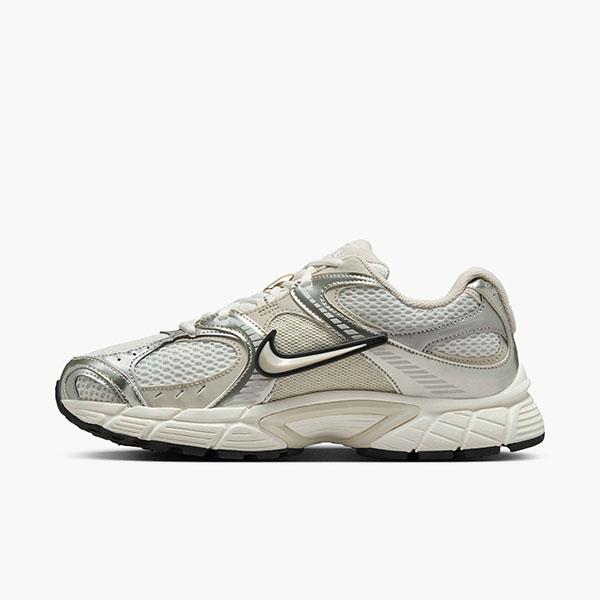 送料無料 ナイキ スニーカー レディース メンズ NIKE V5 RNR レトロ ナイキ シューズ 靴 ホワイト シルバー hq7901_2