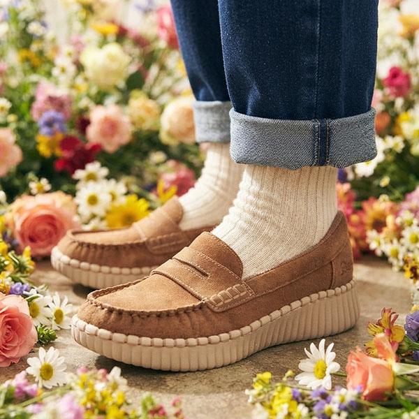 SKECHERS（スケッチャーズ） 菜々緒さん着用モデル 2026秋冬新作 手を