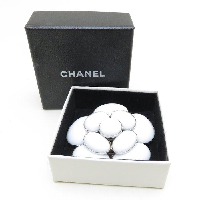 シャネル  ブローチ ホワイト  CHANEL プラスチックパール カメリア シャネル ブローチ ホワイト CHANEL プラスチックパール カメリア