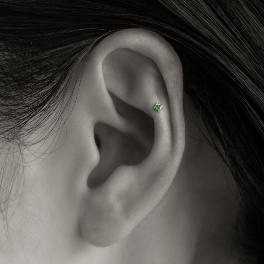 Pt デマントイドガーネット │ トラガス・フォワードヘリックスにもオススメ。上質デマントイドガーネット軟骨ピアス・ボディピアス 希少石・レアストーン ： 約 トラガス ボディピアス 商品情報