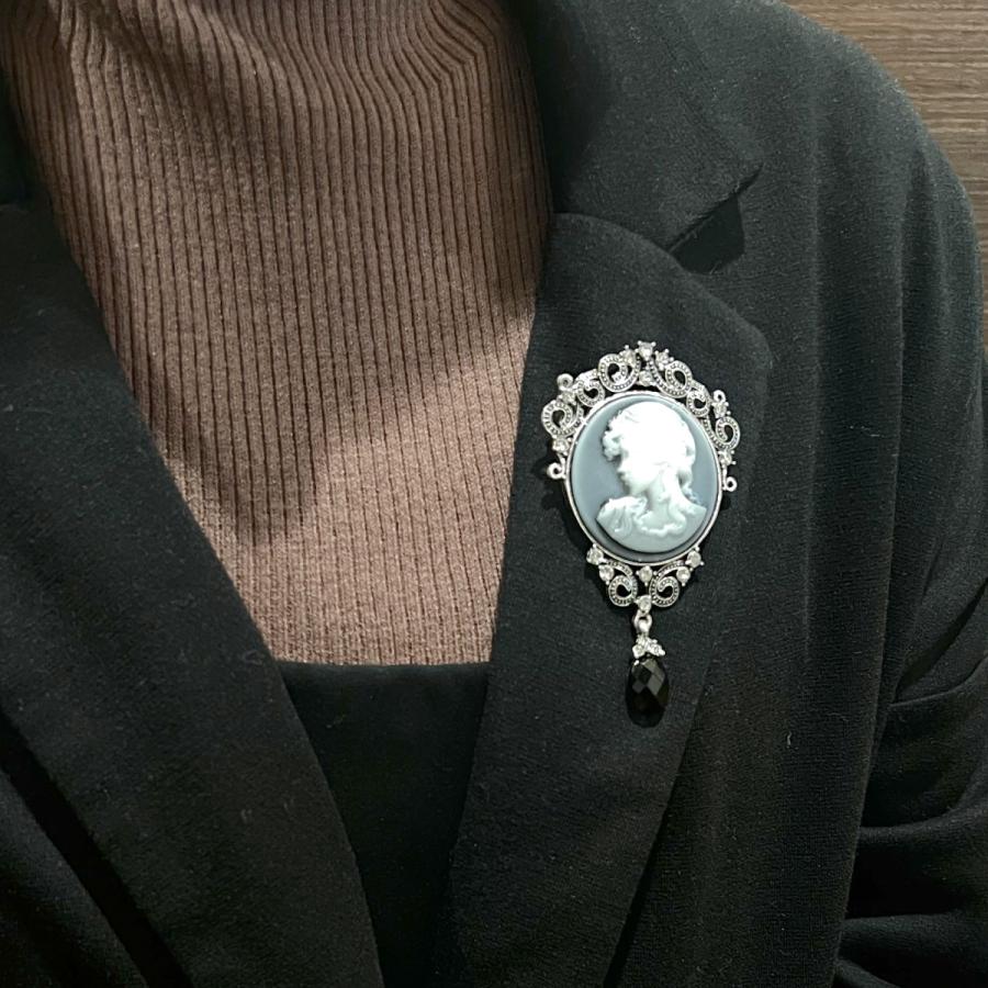 クラシックな浮彫ブローチ