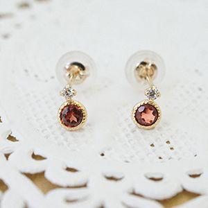 天然石ロードライトガーネットとキュービックジルコニアが輝くスタッド