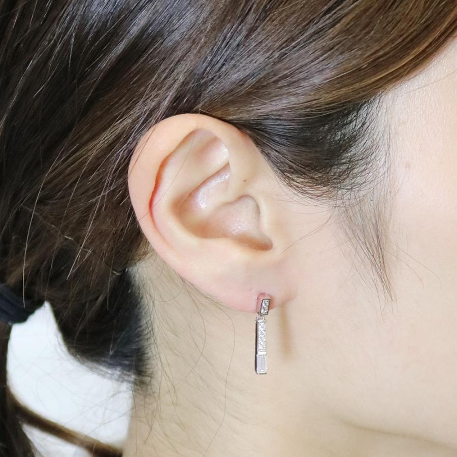 e.m. イーエム　ピアス　揺れるピアス　シルバー　キュービックジルコニア キュービックジルコニアバーが揺れるチタン製ポストピアス 低金属