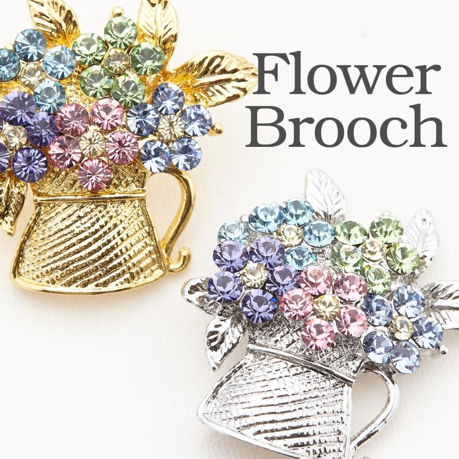 ジャケットの襟元を飾りつけるフラワーブーケブローチ ストール