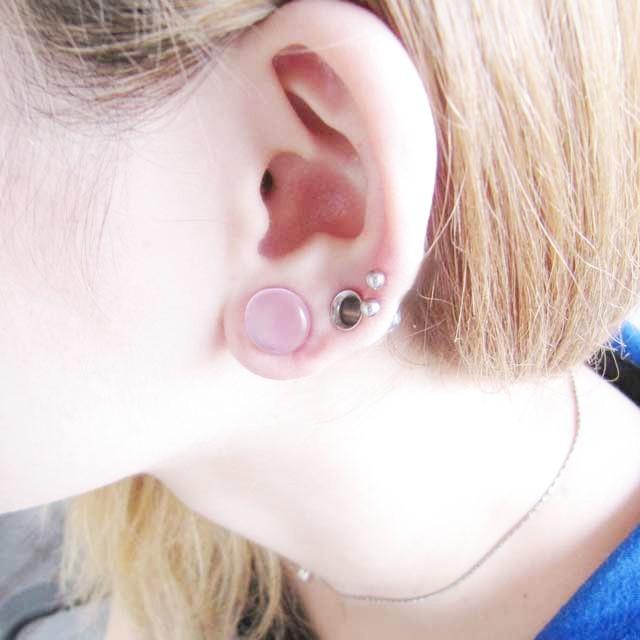 ローズクォーツと小粒天然石のピアス ボディピアス 天然石 パワーストーン ローズクォーツプラグ 4G