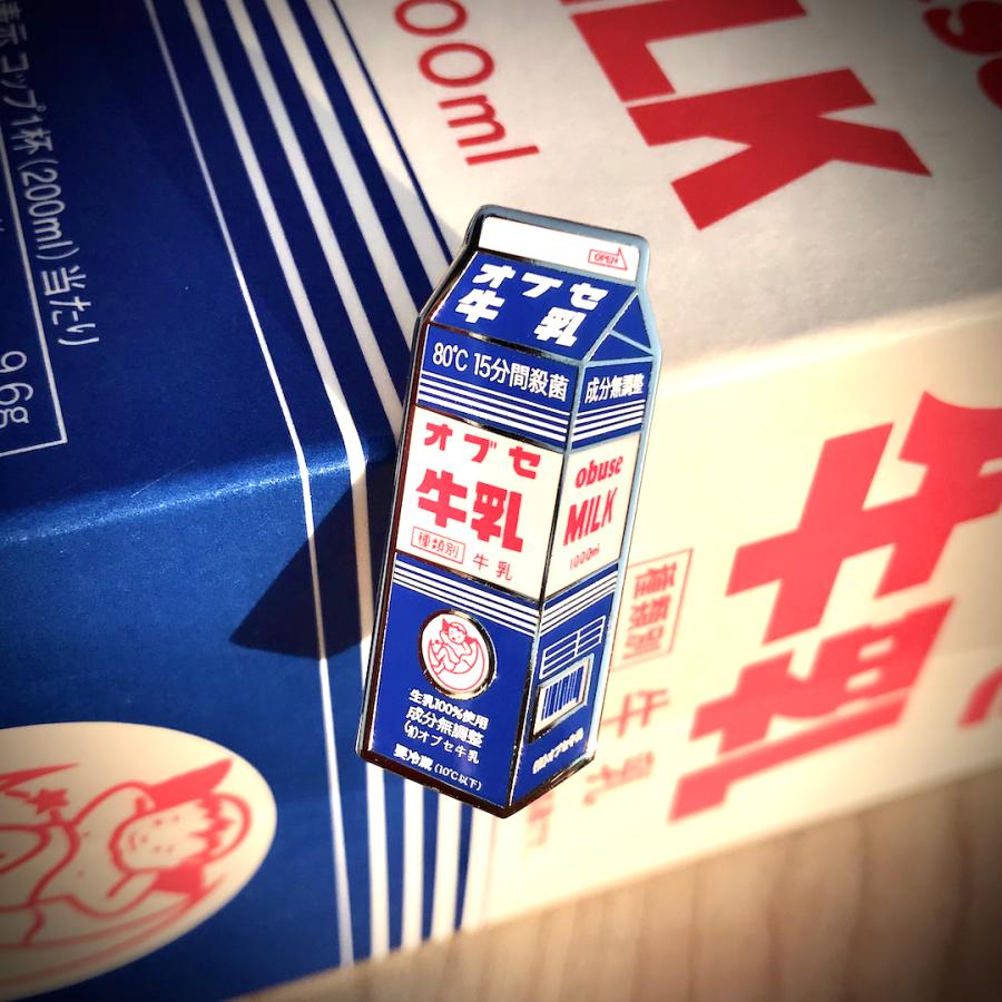 オブセ牛乳 1L紙パック ピンバッジ : ピンバッジ・BIGWAVE - 通販