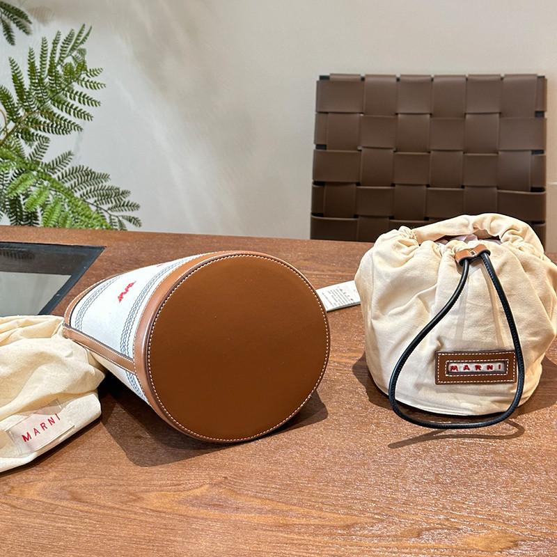 MARNI マルニ　マルニマーケット　かごバッグ　ブラウン×ホワイト MARNI(マルニ) ホワイト ブラウン レザーとストライプキャンバス