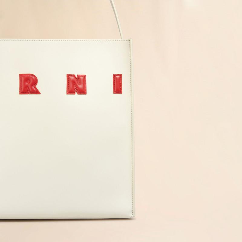 MARNI（マルニ） ホワイト パッチ付き レザー製 Museo スモール