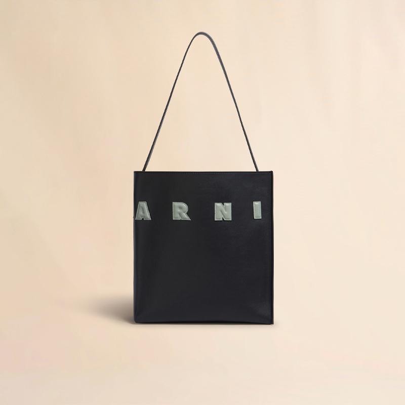 MARNI（マルニ） ブラック パッチ付き レザー製 Museo スモール