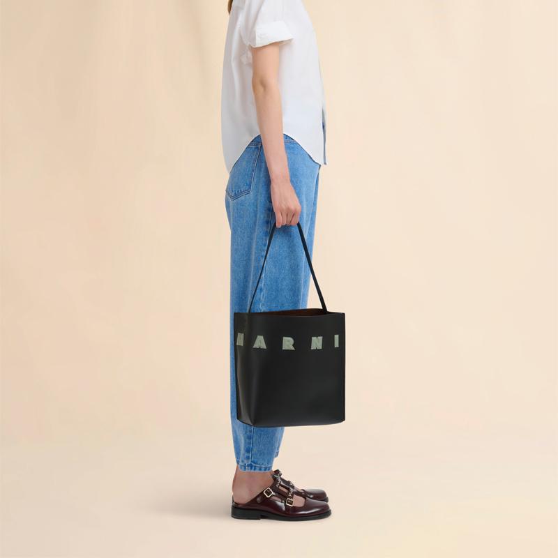 MARNI（マルニ） ブラック パッチ付き レザー製 Museo スモール