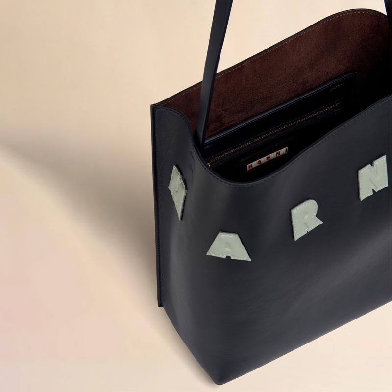 MARNI（マルニ） ブラック パッチ付き レザー製 Museo スモール