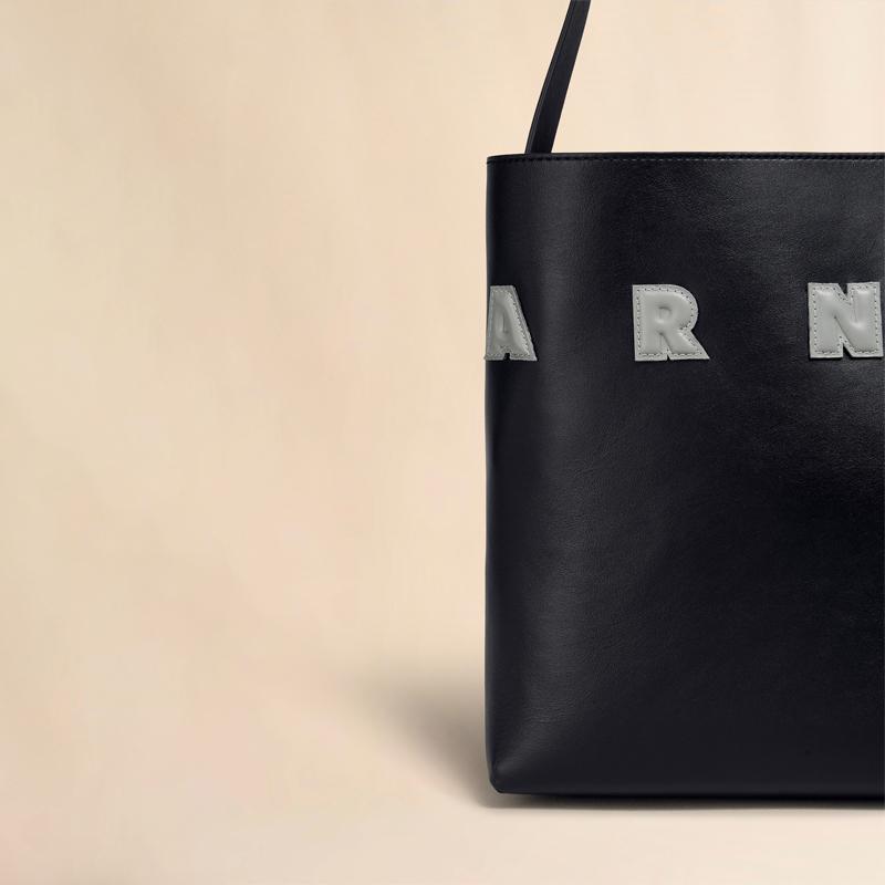 MARNI（マルニ） ブラック パッチ付き レザー製 Museo スモール