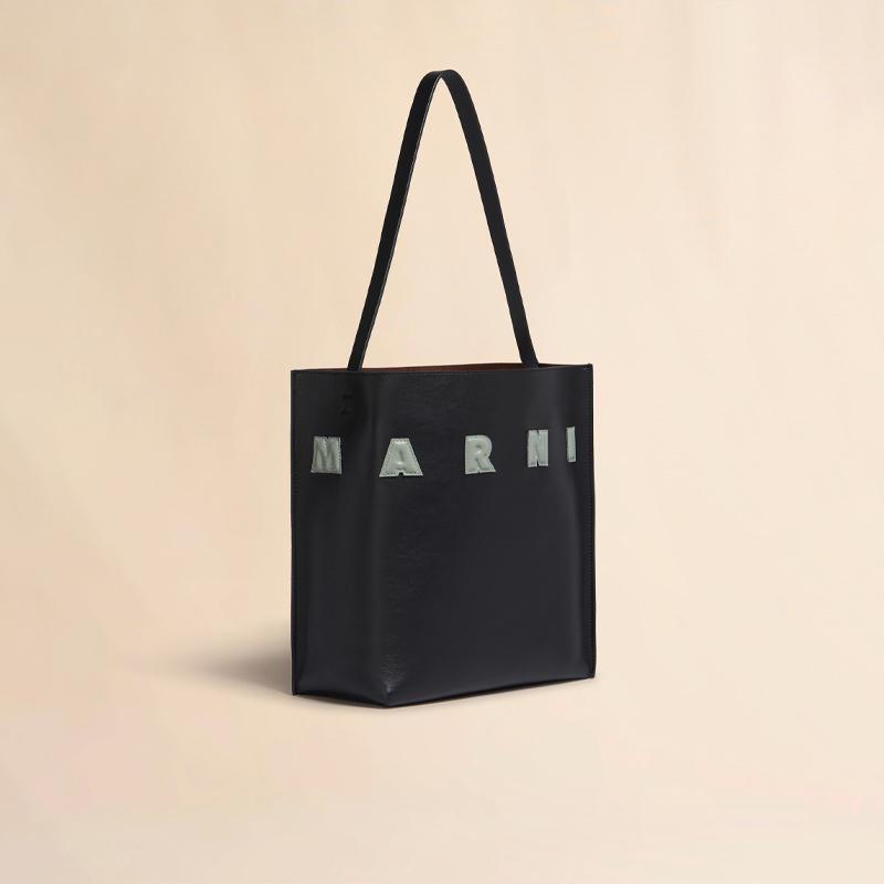 MARNI（マルニ） ブラック パッチ付き レザー製 Museo スモール